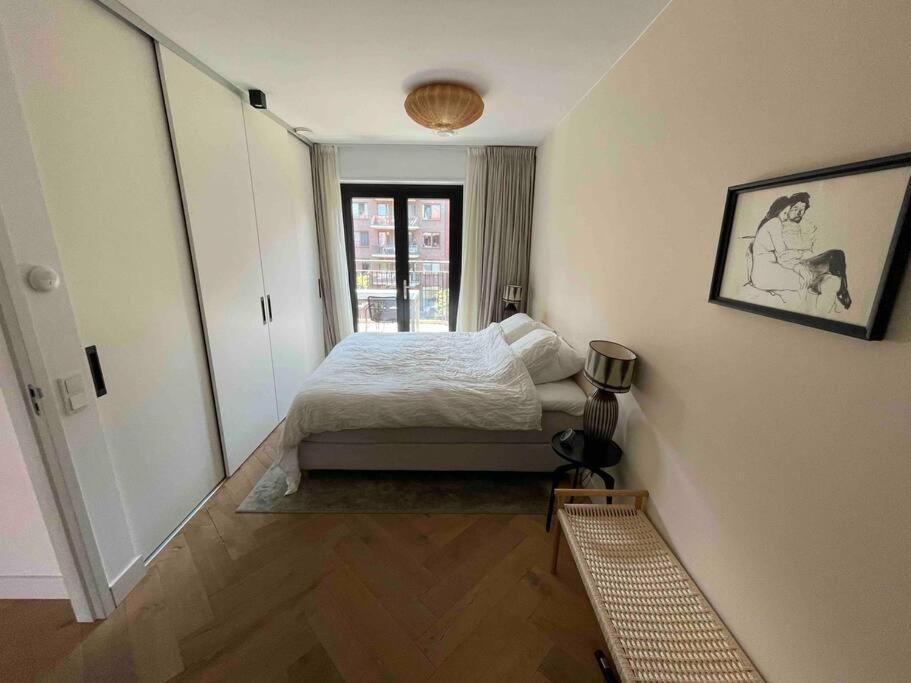 Trendy Spacious, Canal Terrace Apartamento