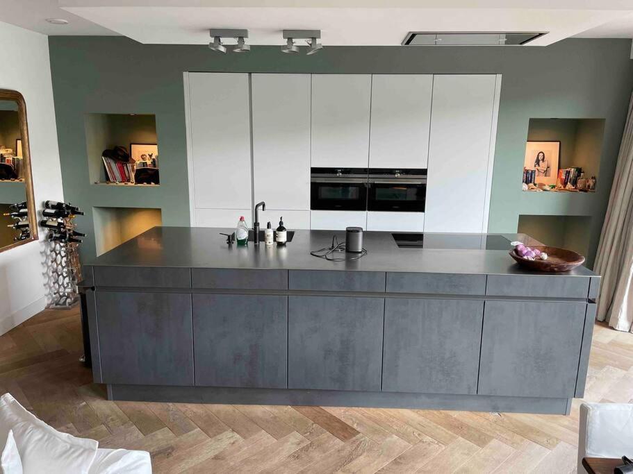 Trendy Spacious, Canal Terrace Apartamento *